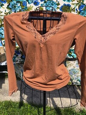 Vintage Y2K Camomilla orangish brown lace v-neck blouse
